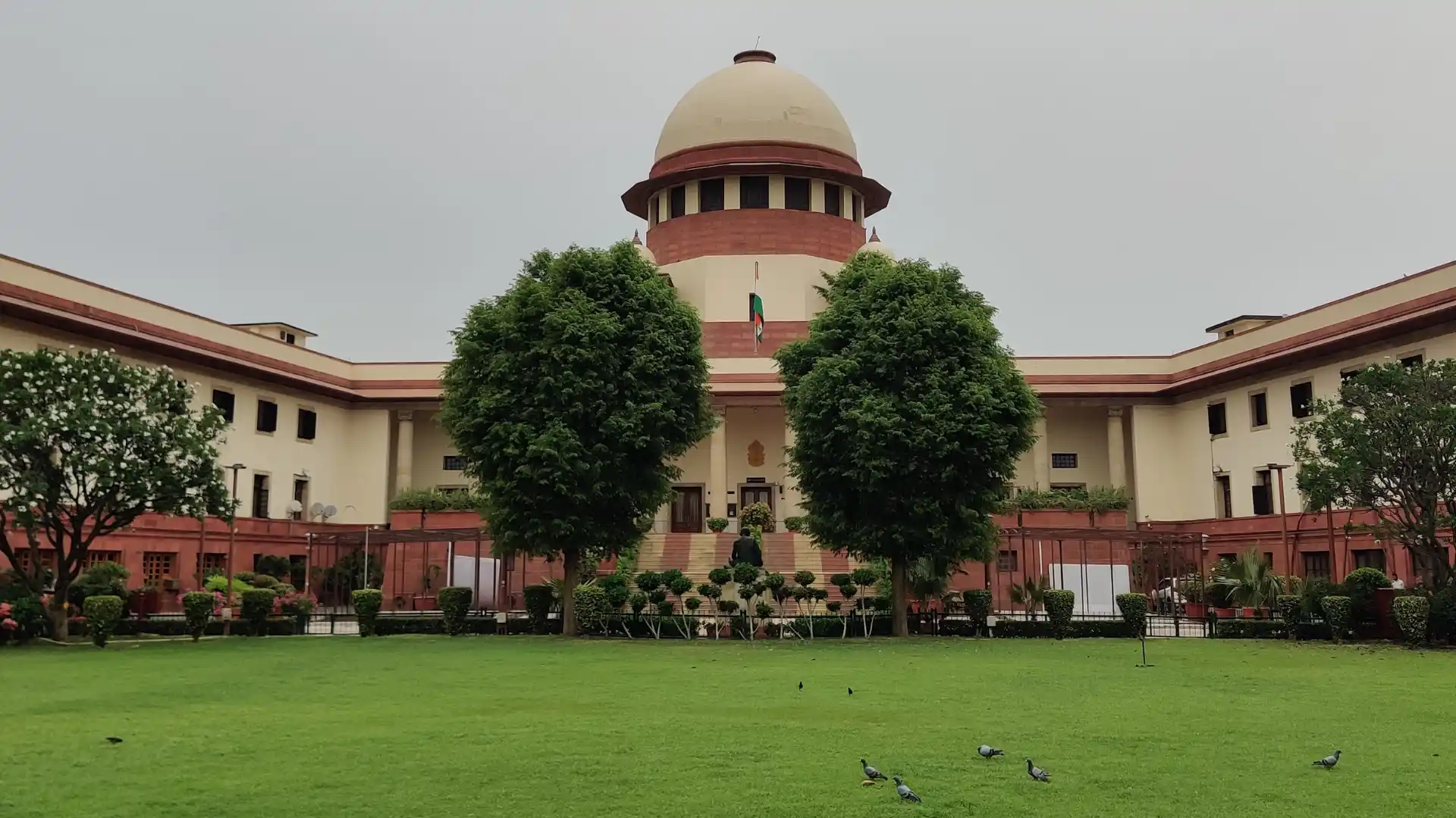 Supreme Court Rejects To Entertain PIL Against Special Treatment For VIPs In Temples