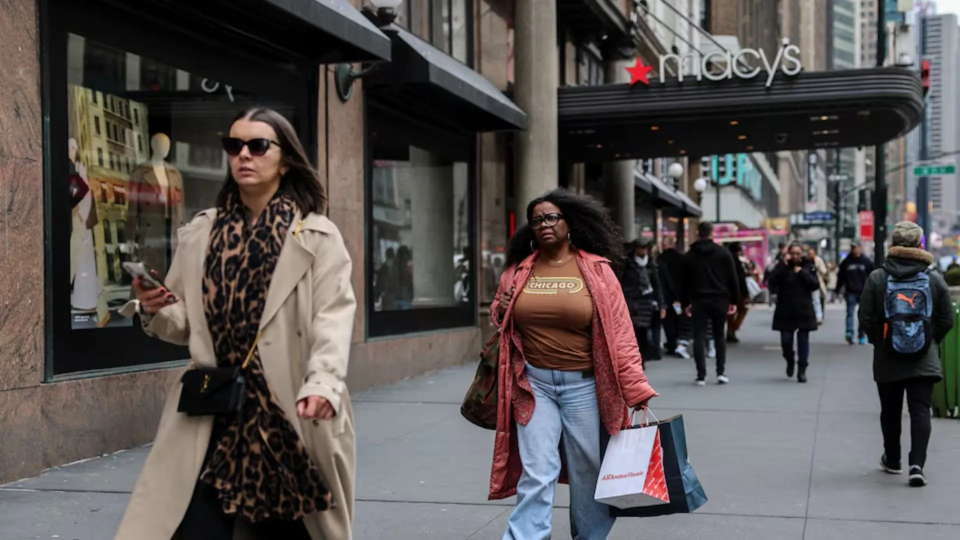 Tariff Fears Drive Surge in US Consumer Spending as Inflation Cools