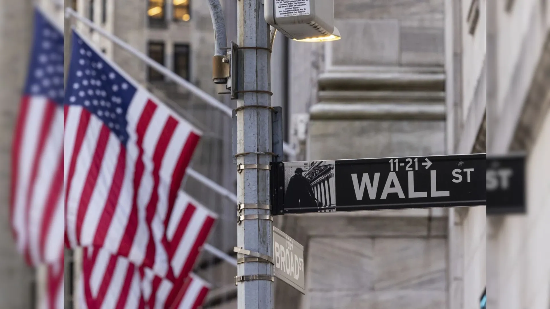 Wall Street Slumps as US Economic Growth Falters, Stocks React to Recession Fears