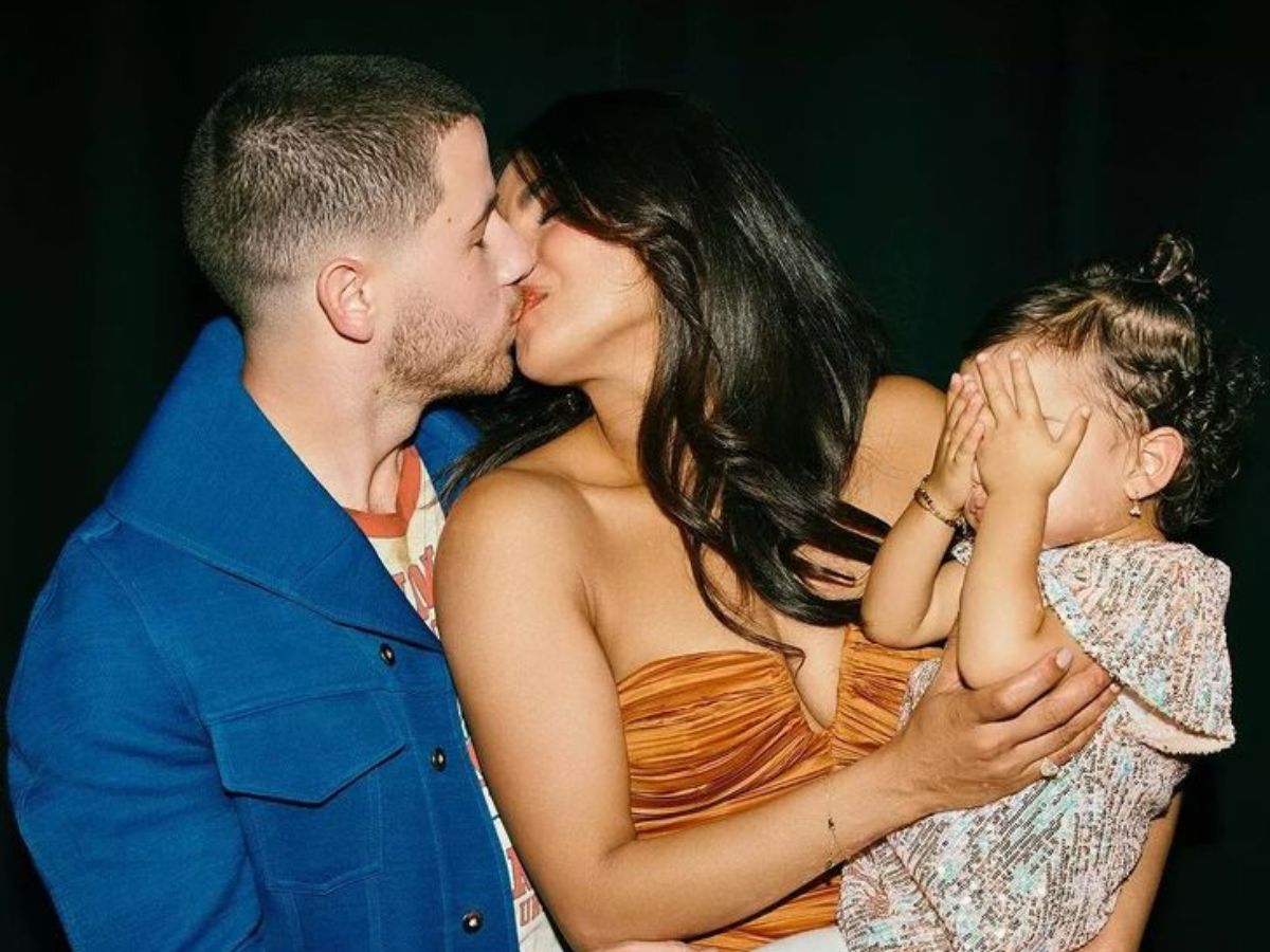 Media buzz and public hearts