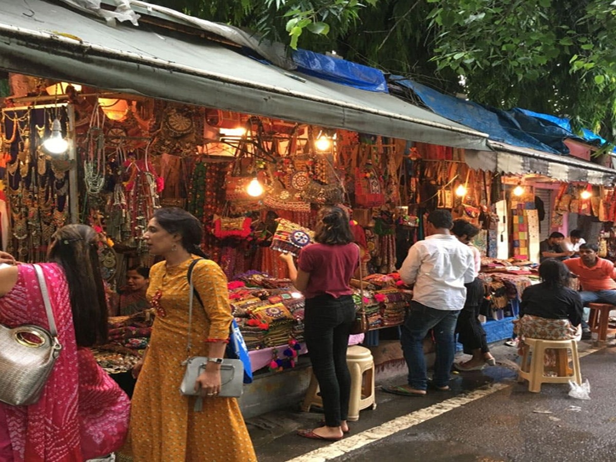 “Janpath Market Delhi featuring Tibetan handicrafts, Gujarati embroidery, and vibrant street stalls”