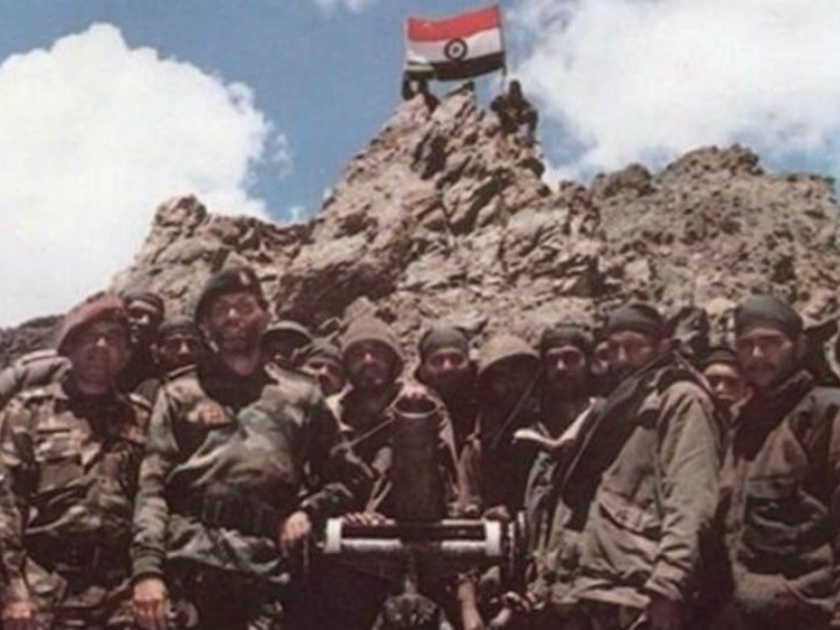 Indian Army Soldiers Hoists Indian FlaIndian Army Soldiers Hoists Indian Flag After Capturing Tiger Hillg After Capture Of Tiger Hill