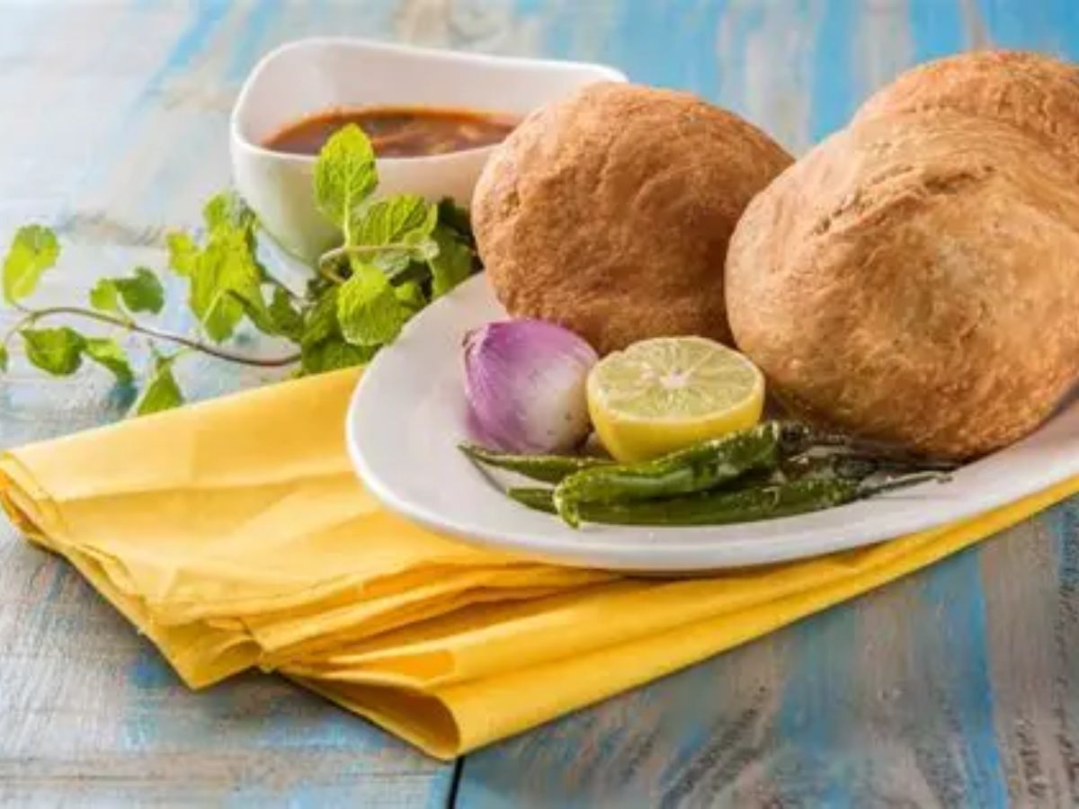 Crispy kachoris with aloo sabzi on a steel plate in Meerut.