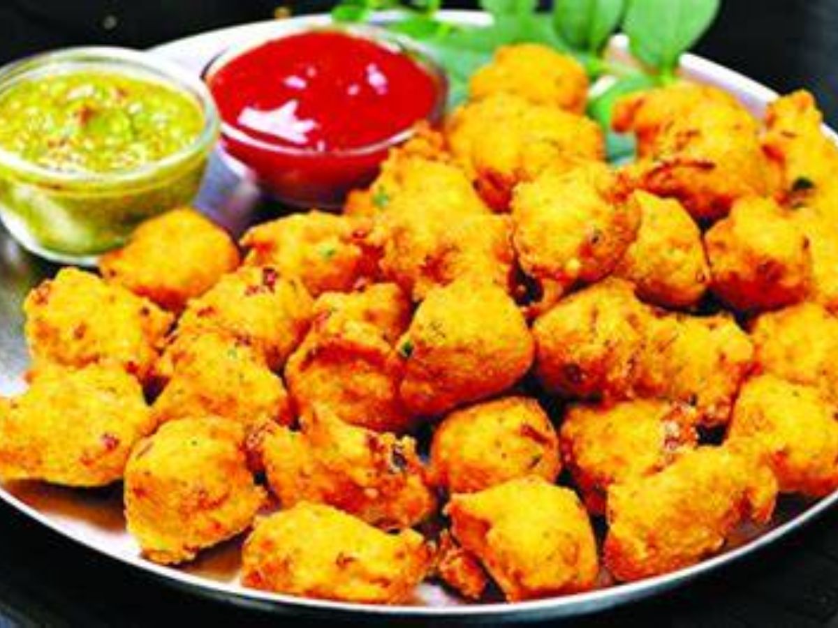 : Golden brown moong dal pakodis with green chutney in Aligarh.