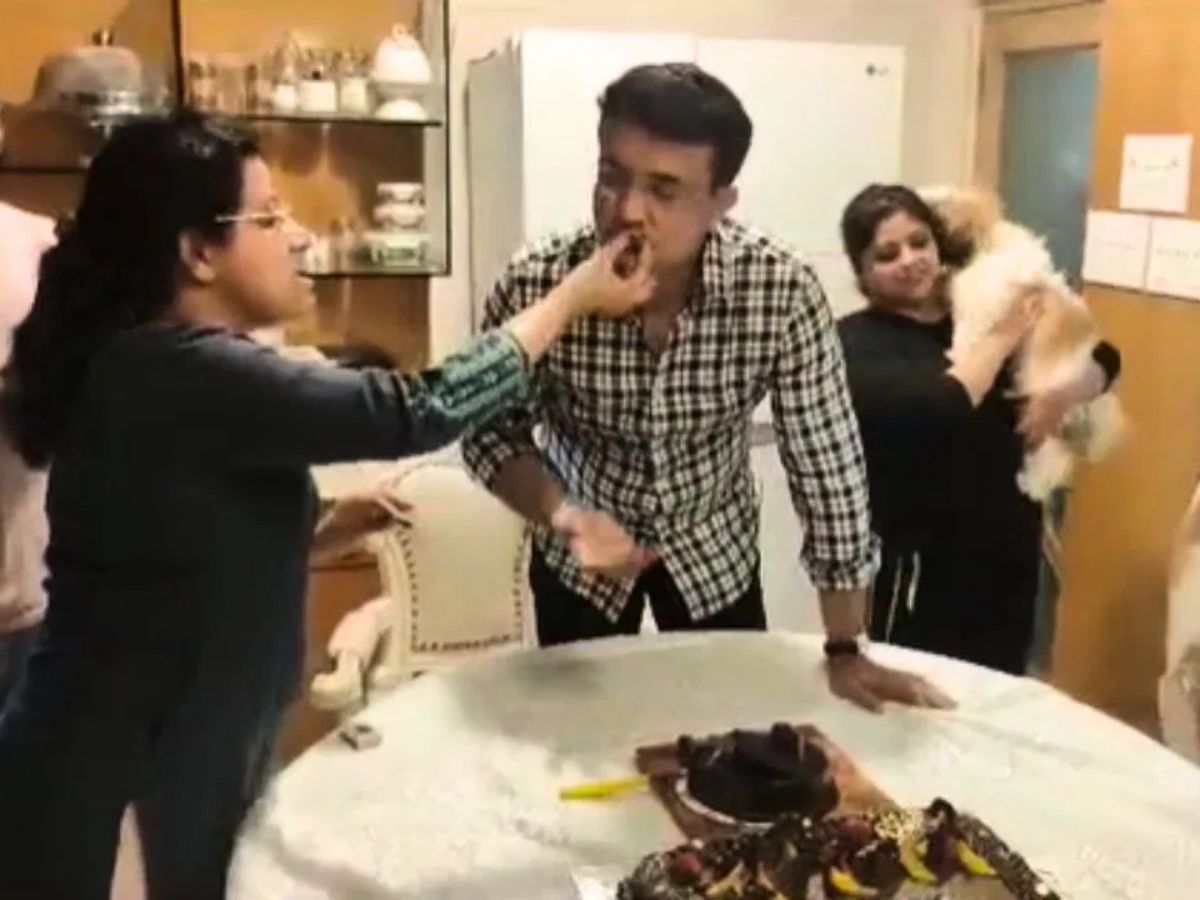 Sourav Ganguly cutting birthday cake with Dona Roy.