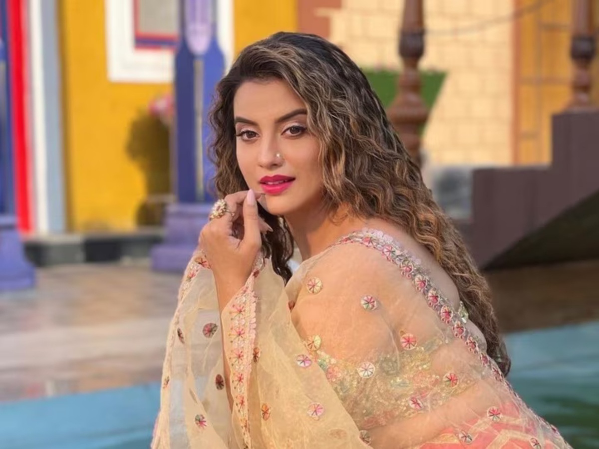 Portrait of Akshara Singh showcasing her beauty and charisma, representing her influence in the Bhojpuri film industry.
