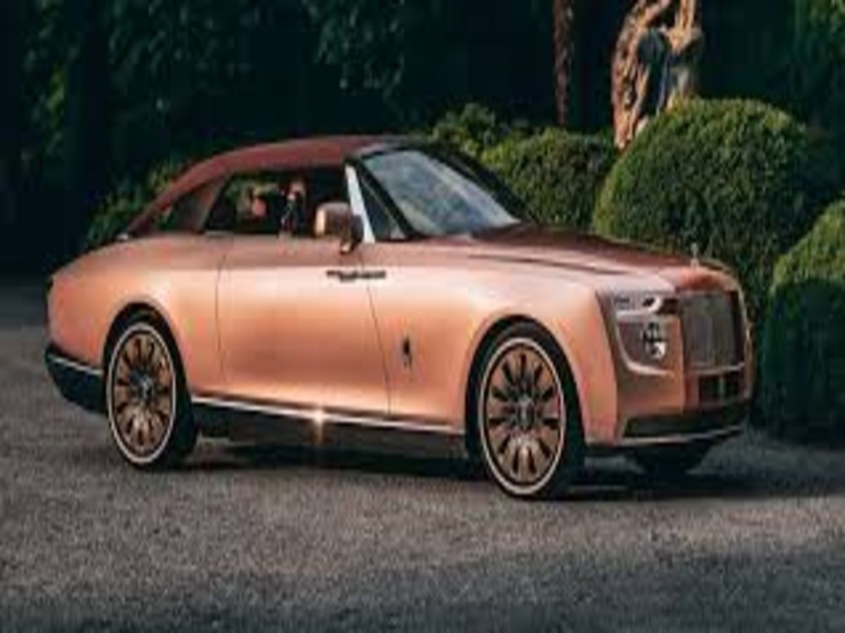 Luxury Rolls-Royce car showcasing opulence and prestige.