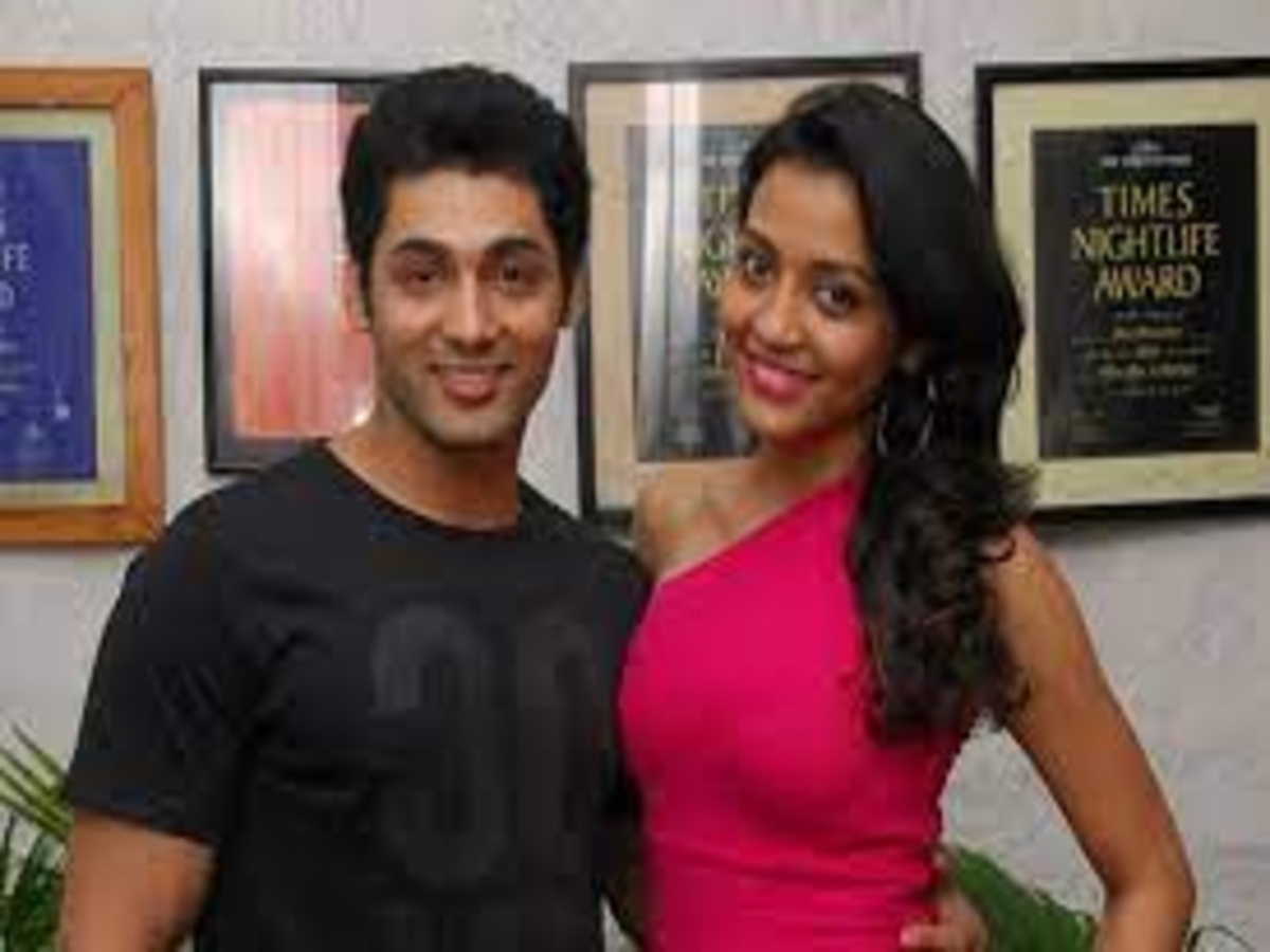 Ruslaan Mumtaz kissing wife Nirali Mehta under the Eiffel Tower, embodying their affectionate relationship during a romantic vacation.