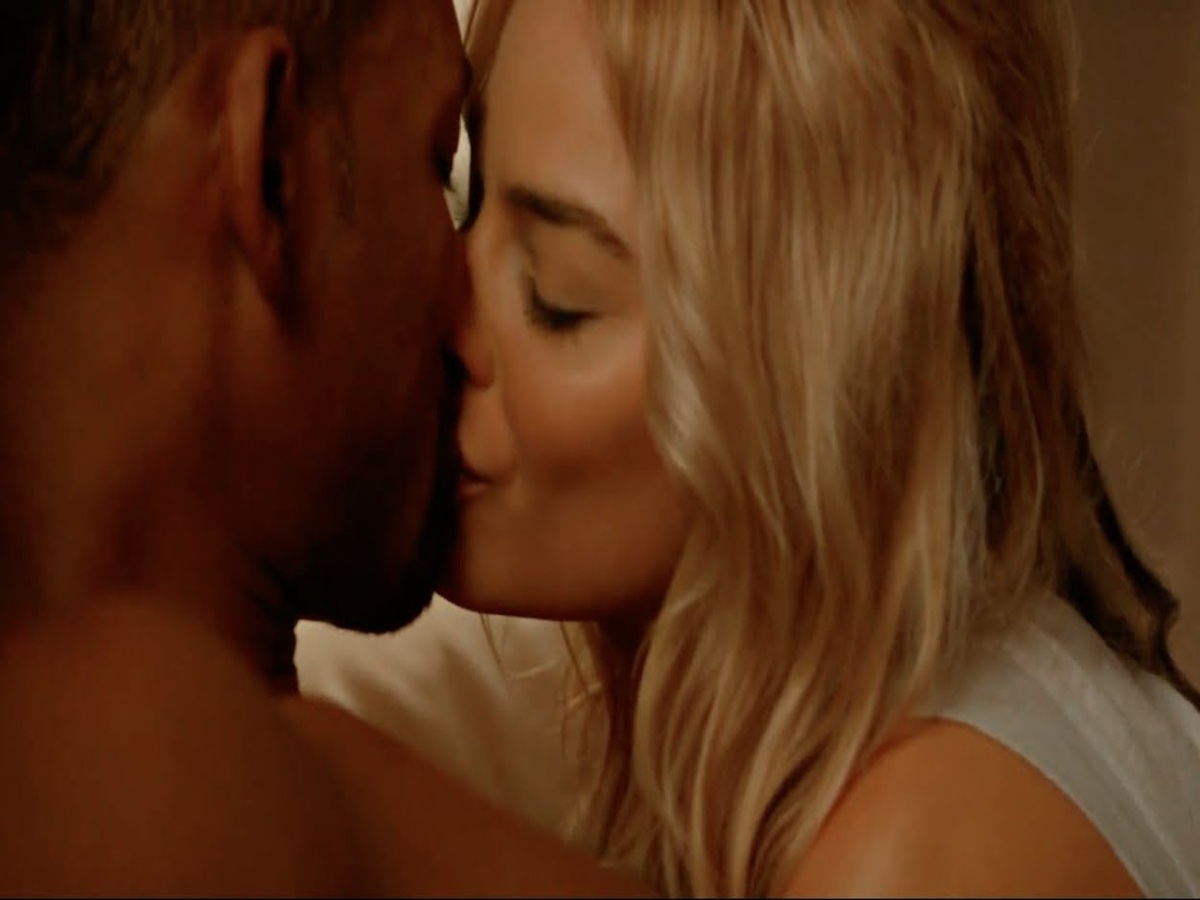 Margot Robbie and Will Smith in a passionate scene from their con artist film