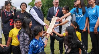 PM Modi UK Visit: PM Narendra Modi Gifts Bat Signed By India’s Cricket World Cup Winners To Young Players During UK Visit