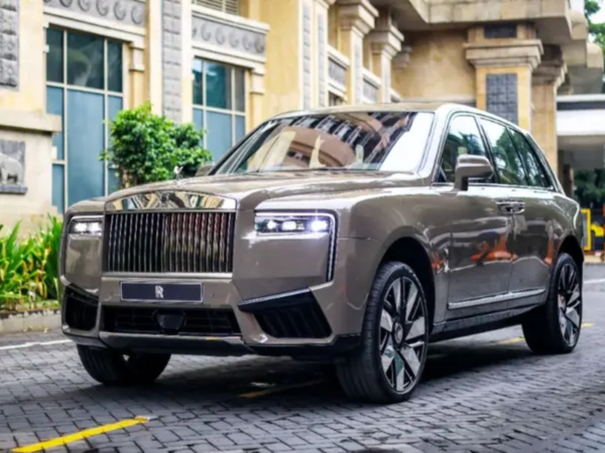 Rolls-Royce Cullinan Black Badge (₹7.5-8 Crore)