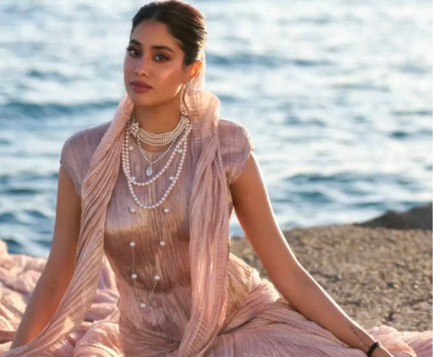 Janhvi Kapoor Stuns in a Shimmering Saree