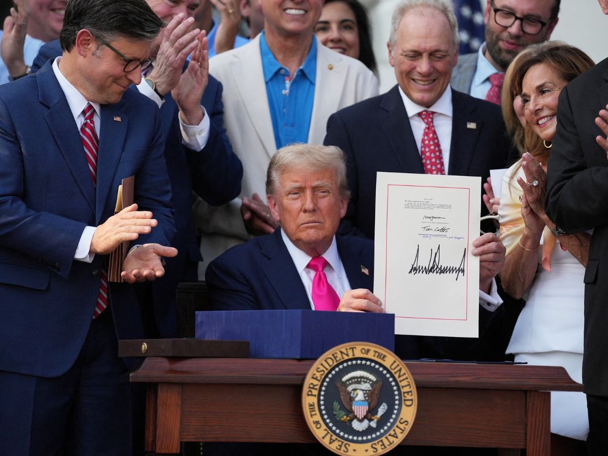 Donald Trump signs tax bill, Hamas agrees to ceasefire talks, and deadly flash floods hit Texas, killing at least 13 people. Photo/X.