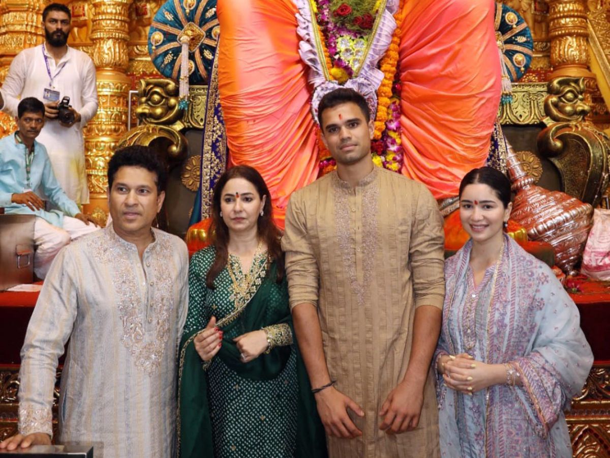 Arjun Tendulkar's First Public Appearance with Sachin, Sara, and Anjali During Ganesh Chaturthi, After Engagement to Saaniya Chandhok