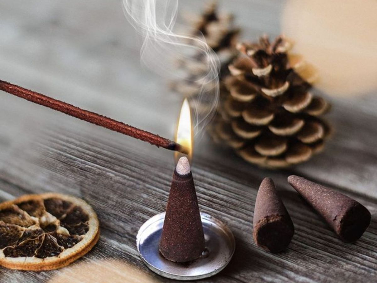 Do You Throw Away the Ashes of the Lamp After the Puja? It Has These 5 Divine Qualities…