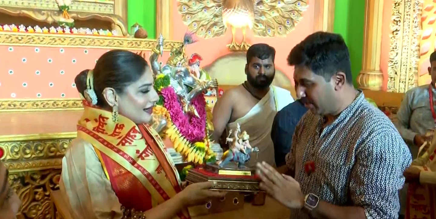 Raveena Tandon offers prayers at Srimant Bhausaheb Rangari Ganapati mandal in Pune