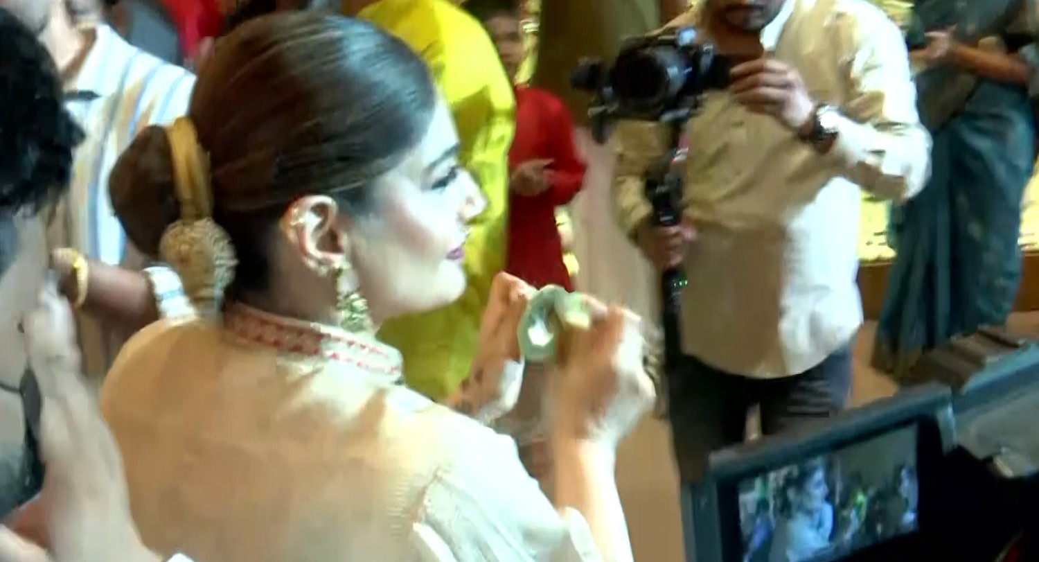 Raveena Tandon offers prayers at Srimant Bhausaheb Rangari Ganapati mandal in Pune