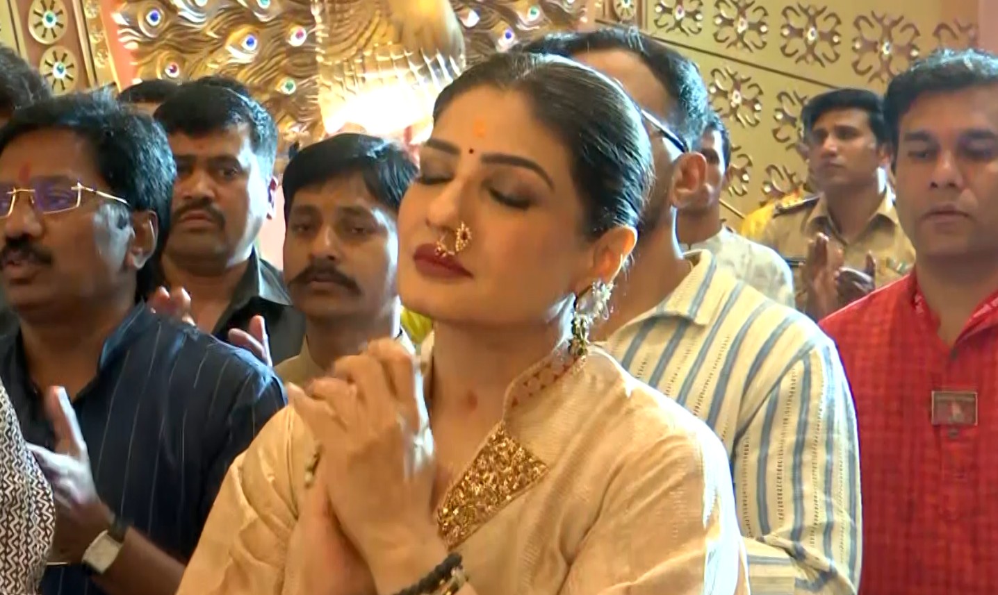 Raveena Tandon offers prayers at Srimant Bhausaheb Rangari Ganapati mandal in Pune