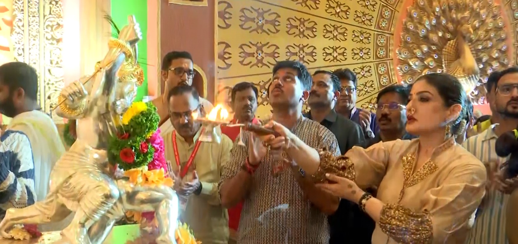 Raveena Tandon offers prayers at Srimant Bhausaheb Rangari Ganapati mandal in Pune