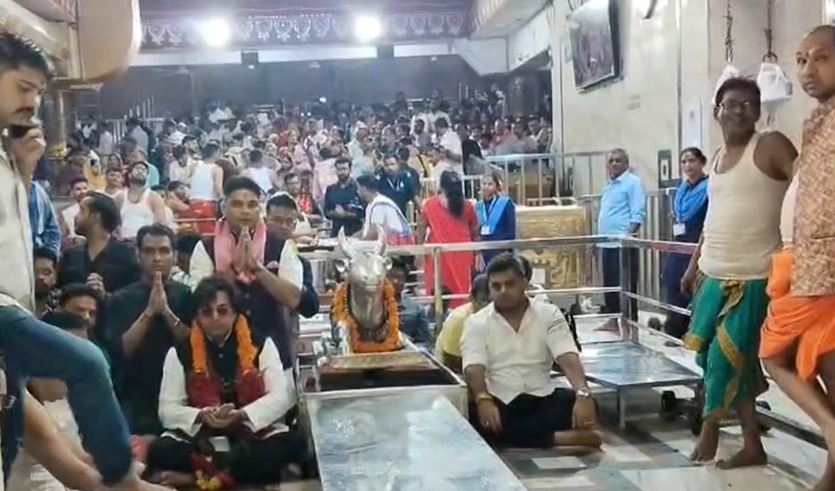 Ashutosh Rana offers prayers at Mahakaleshwar temple in Ujjain