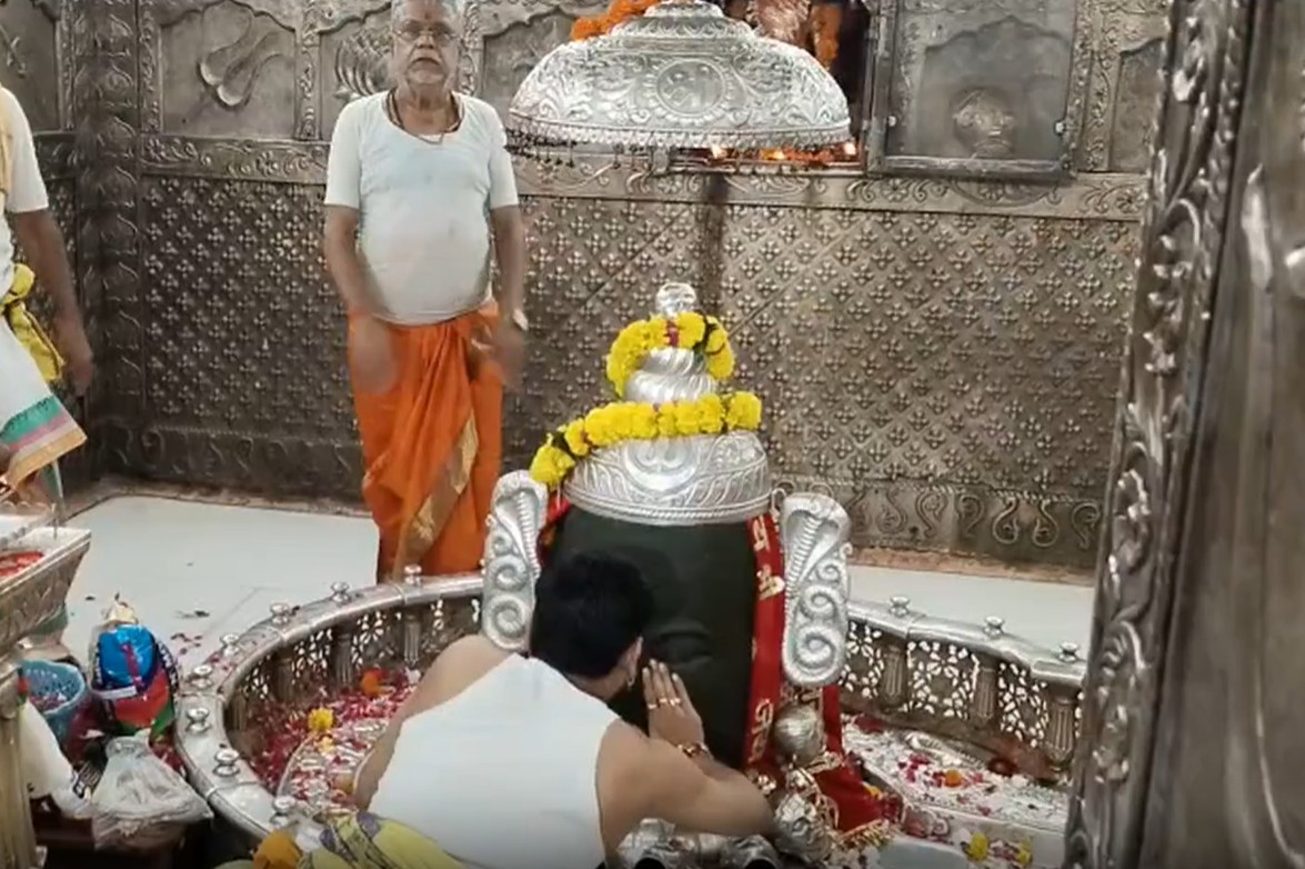 Ashutosh Rana offers prayers at Mahakaleshwar temple in Ujjain