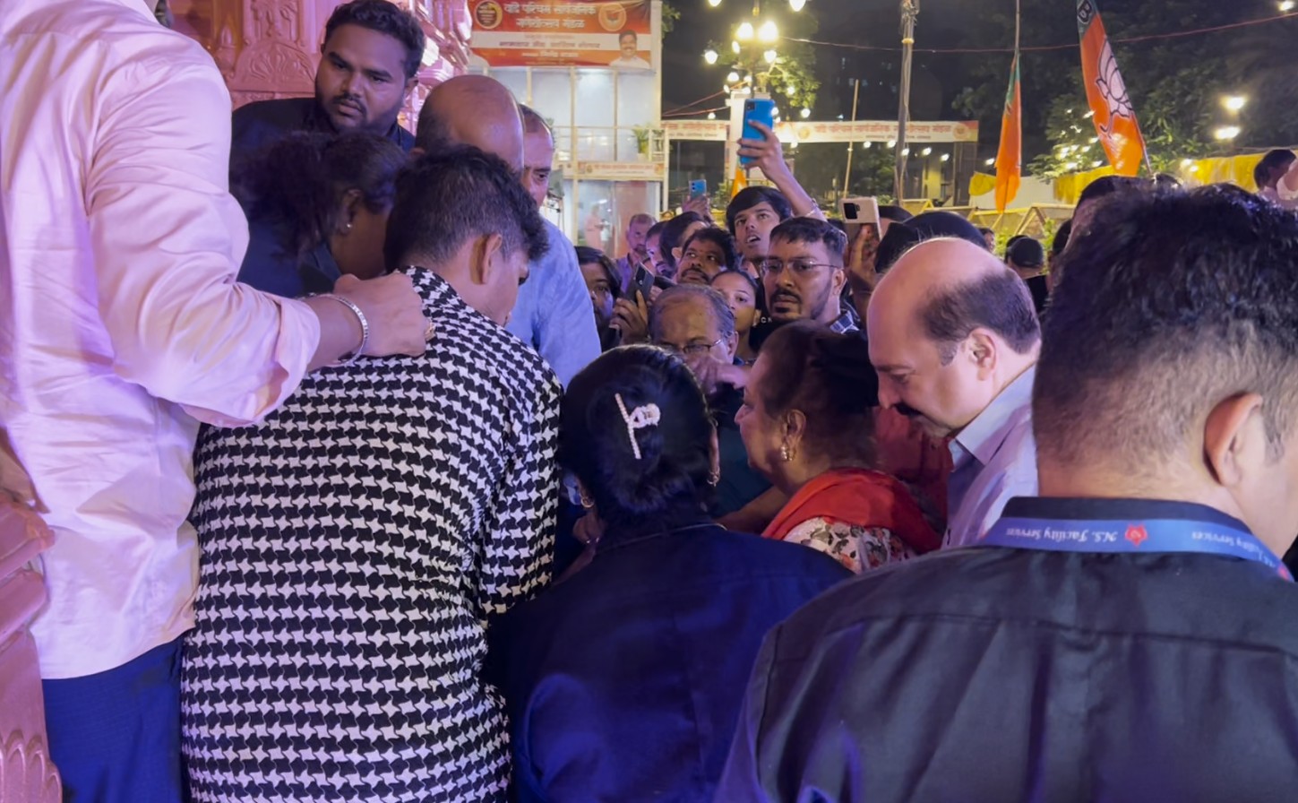 Saira Banu, Karisma Kapoor visit Ashish Shelar's home for Ganpati Darshan