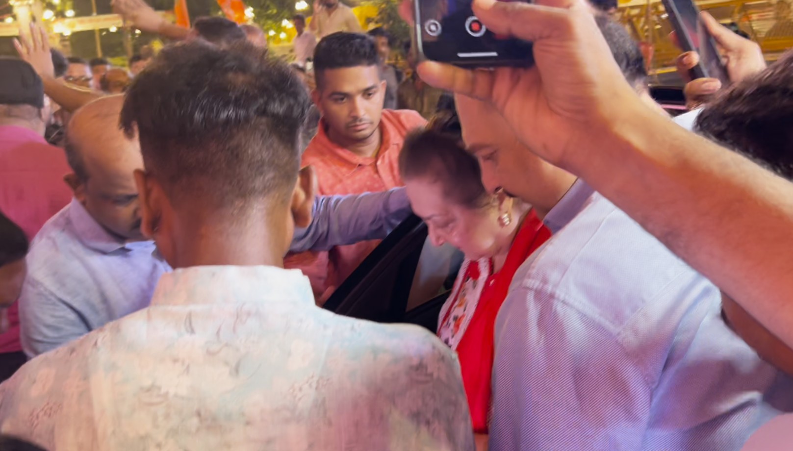 Saira Banu, Karisma Kapoor visit Ashish Shelar's home for Ganpati Darshan