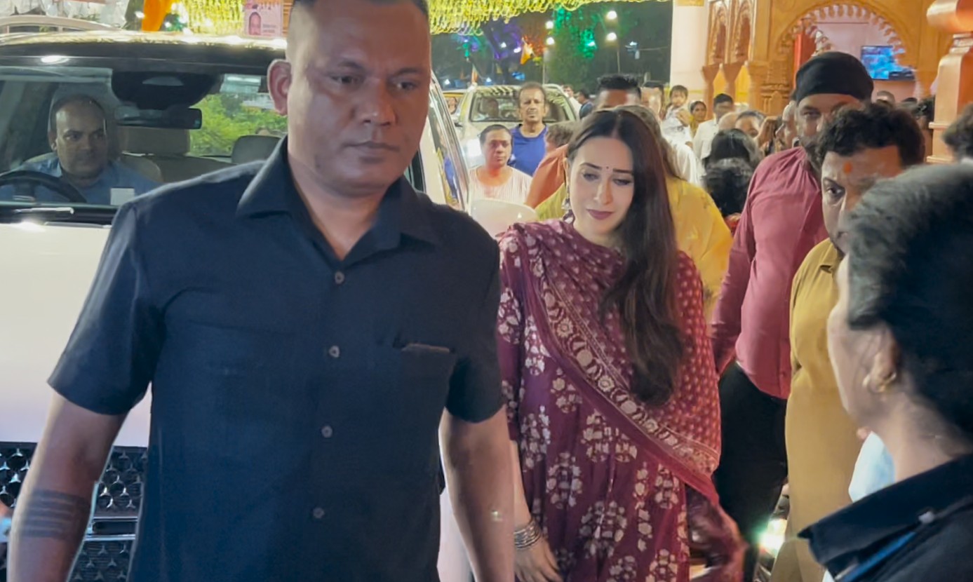 Saira Banu, Karisma Kapoor visit Ashish Shelar's home for Ganpati Darshan