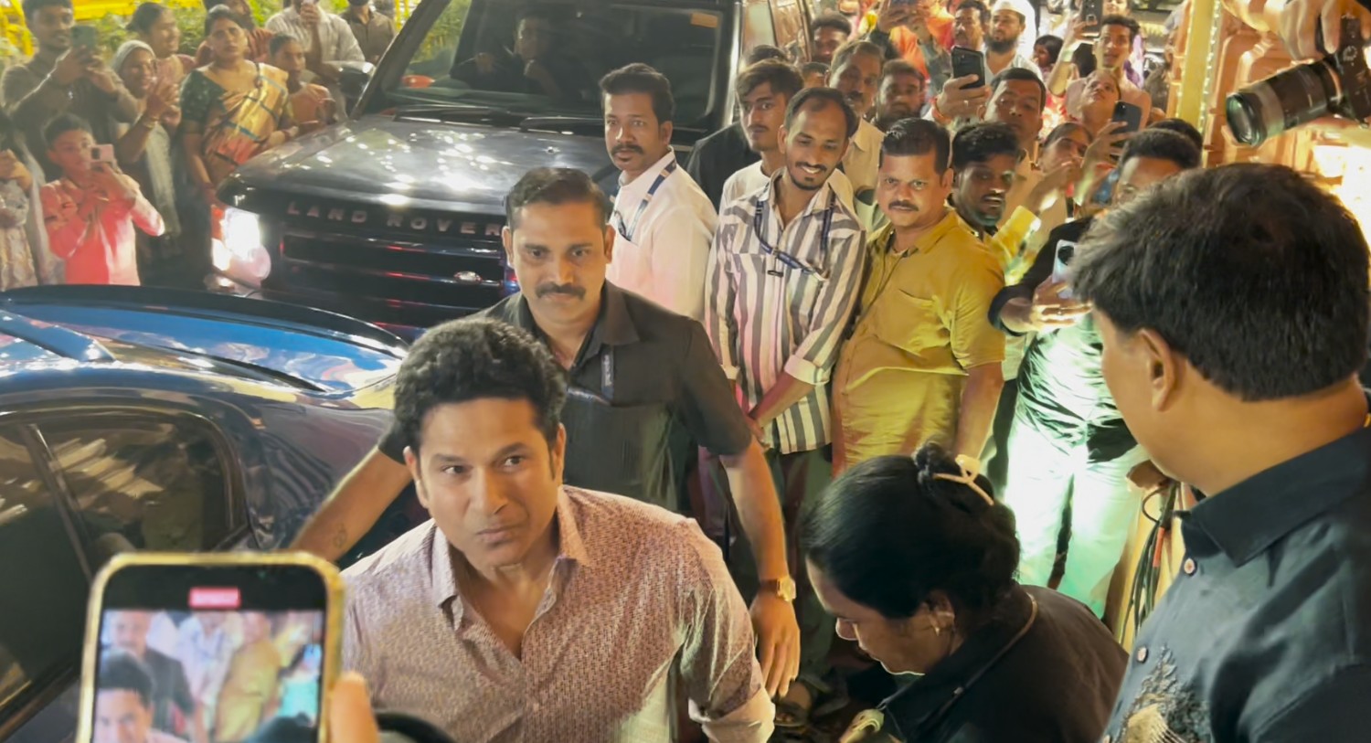 Saira Banu, Karisma Kapoor visit Ashish Shelar's home for Ganpati Darshan