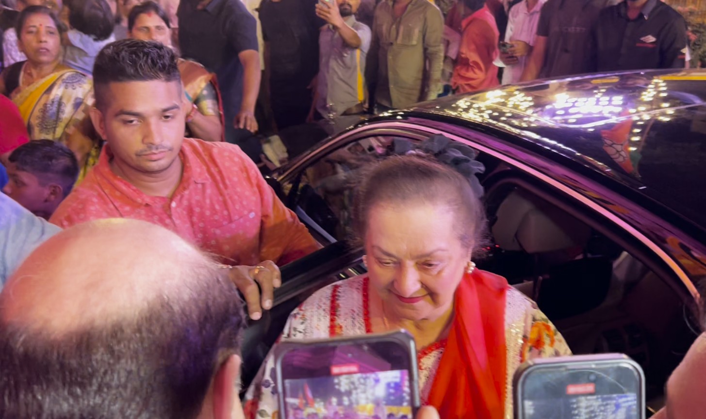Saira Banu, Karisma Kapoor visit Ashish Shelar's home for Ganpati Darshan