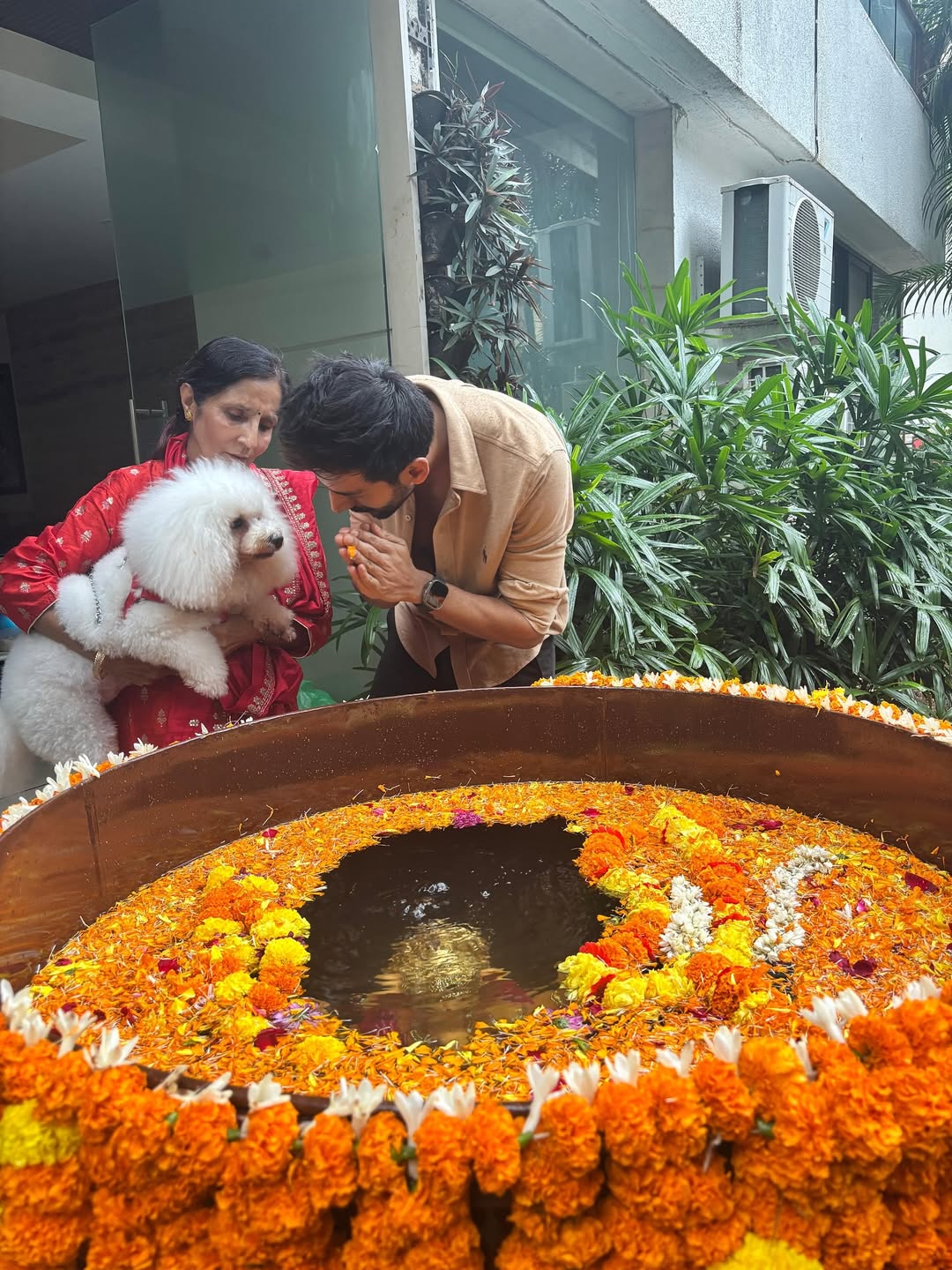 Kartik Aaryan bids goodbye to Ganpati Bappa, shares pictures from Ganesh immersion procession at his home