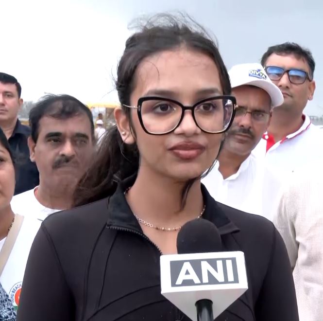 Akshay Kumar participates in clean-up drive organised by Amruta Fadnavis post Ganesh Chaturthi celebrations