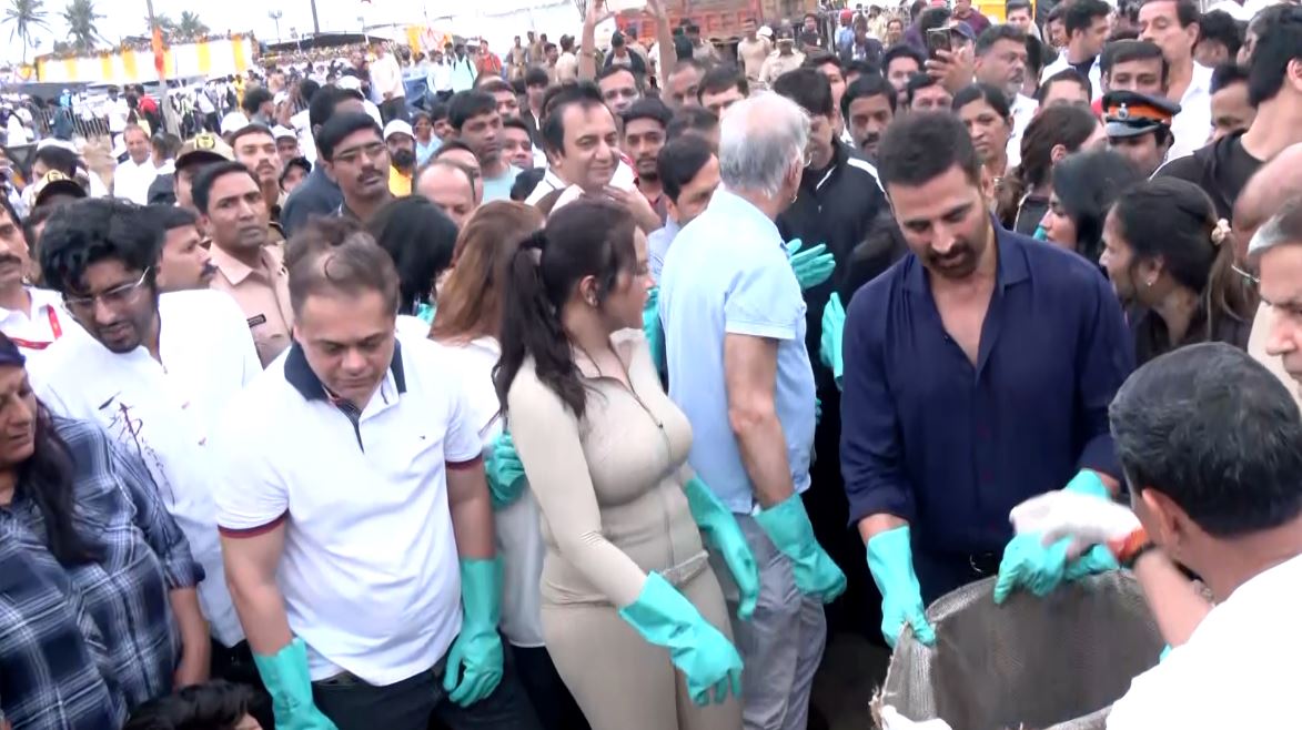 Akshay Kumar participates in clean-up drive organised by Amruta Fadnavis post Ganesh Chaturthi celebrations