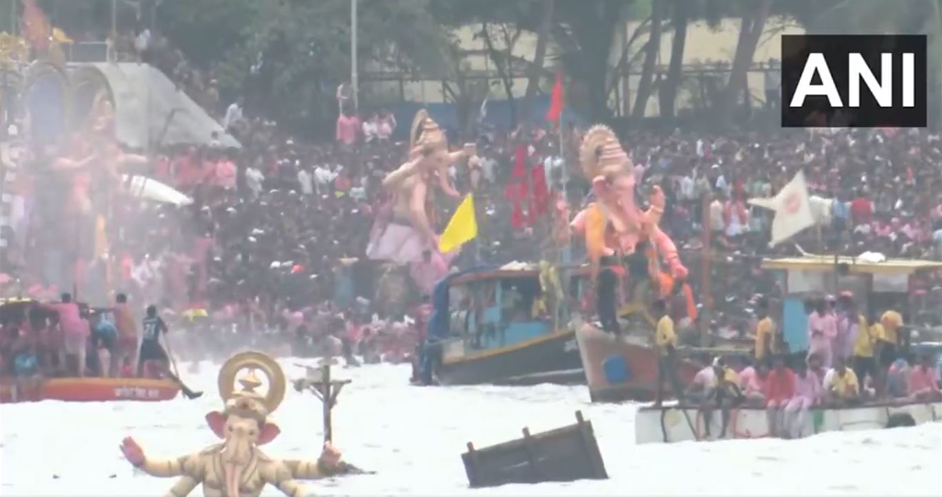 Mumbai: Huge number of devotees take part in immersion of Lord Ganesh idols at Girgaon Chowpatty
