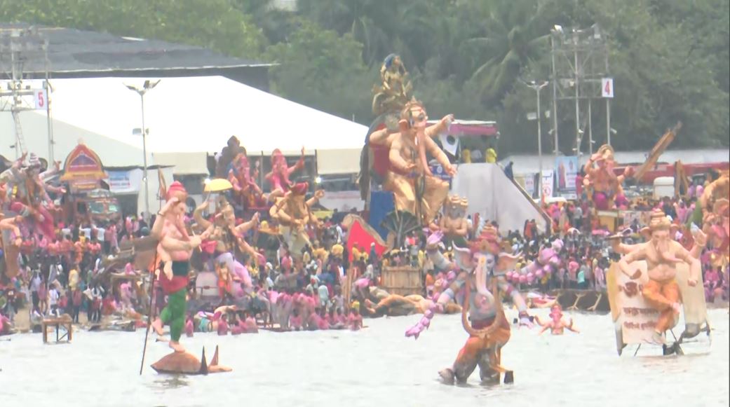 Mumbai: Huge number of devotees take part in immersion of Lord Ganesh idols at Girgaon Chowpatty