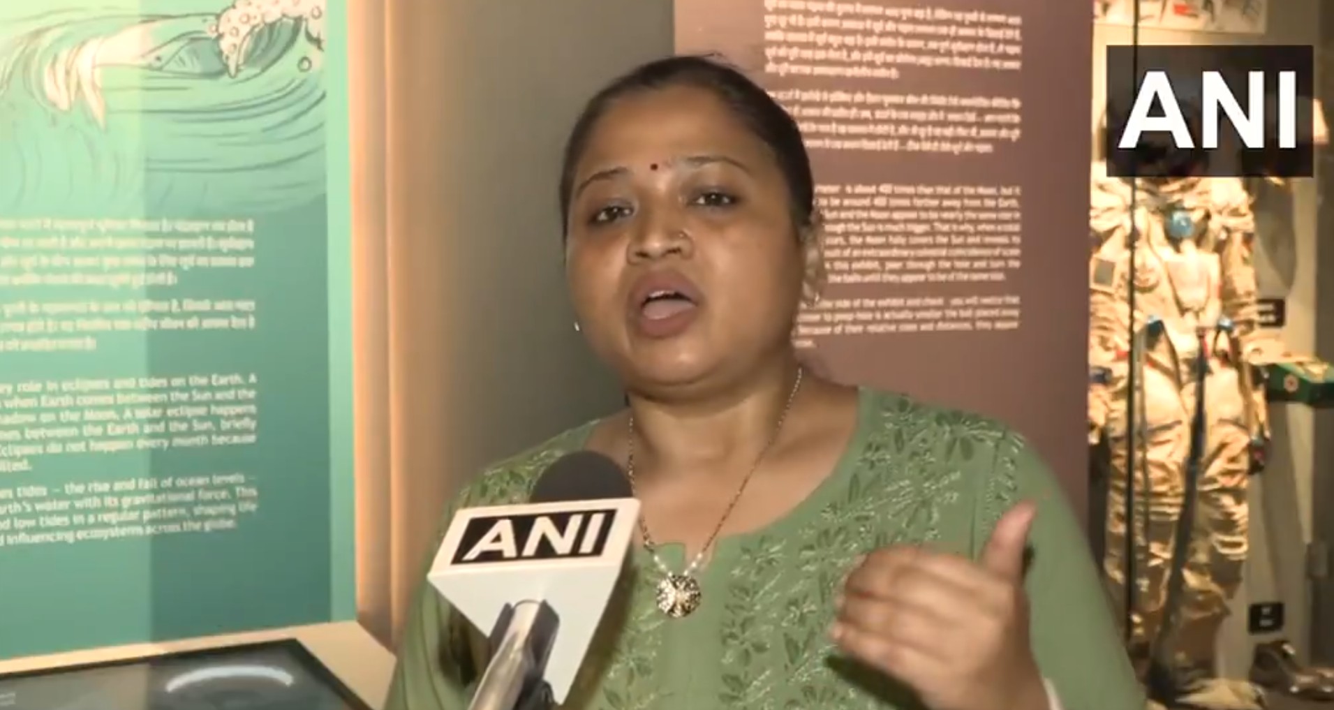 delhi-people-gather-at-nehru-planetarium-to-witness-total-lunar-eclipse20250907224647 Delhi: People gather at Nehru Planetarium to witness Total Lunar Eclipse