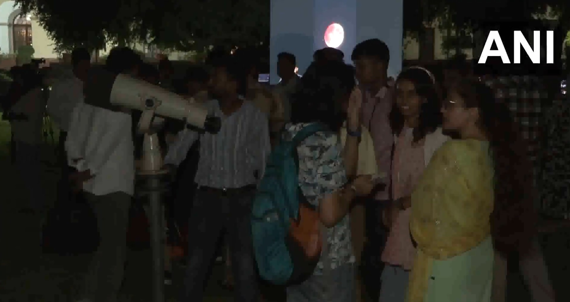 delhi-people-gather-at-nehru-planetarium-to-witness-total-lunar-eclipse20250907224647 Delhi: People gather at Nehru Planetarium to witness Total Lunar Eclipse