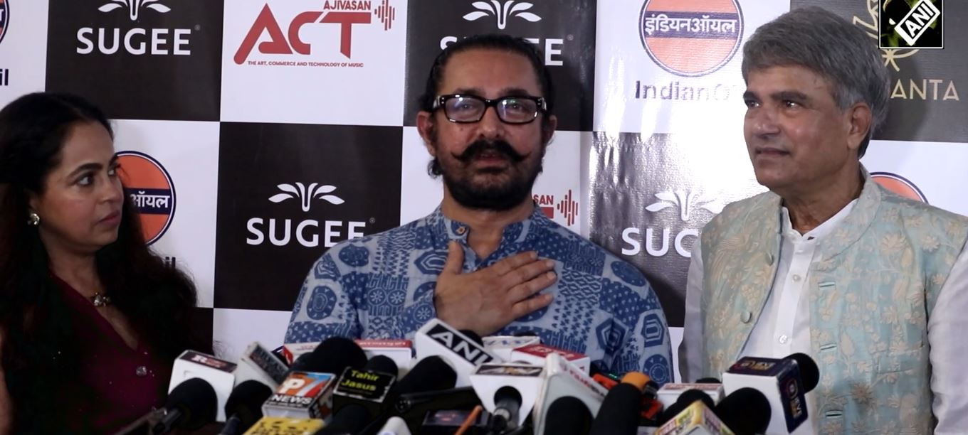 Actor Aamir Khan's singing skills surprise fans at Mumbai event