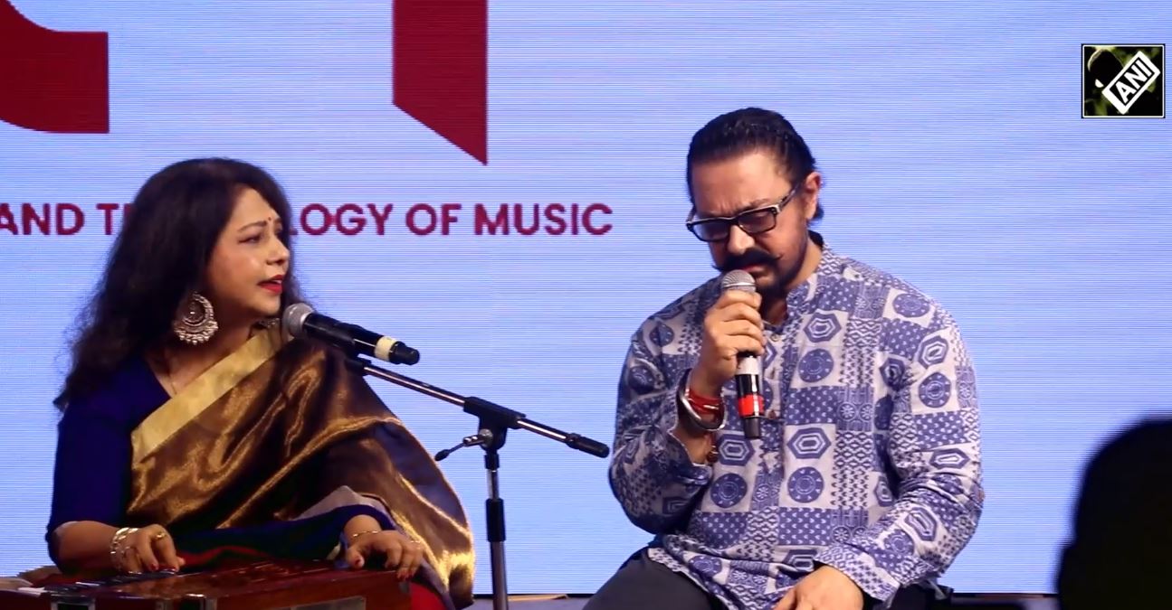 Actor Aamir Khan's singing skills surprise fans at Mumbai event