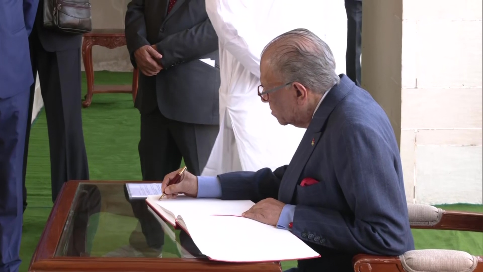 mauritius-pm-navin-ramgoolam-pays-tribute-to-mahatma-gandhi-at-rajghat20250916114158 Mauritius PM Navin Ramgoolam pays tribute to Mahatma Gandhi at Rajghat