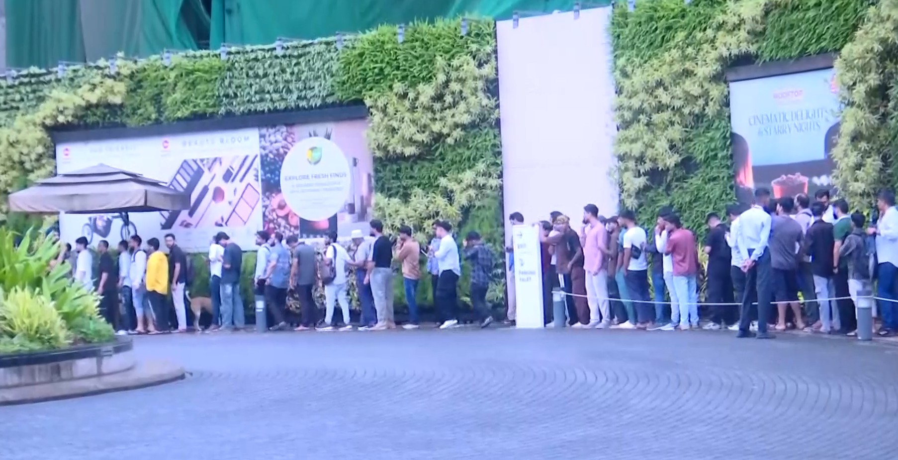 iphone-17-series-on-sale-in-india-long-queues-seen-outside-apple-stores-in-mumbai-and-delhi20250919092910 iPhone 17 series on sale in India; long queues seen outside Apple stores in Mumbai and Delhi