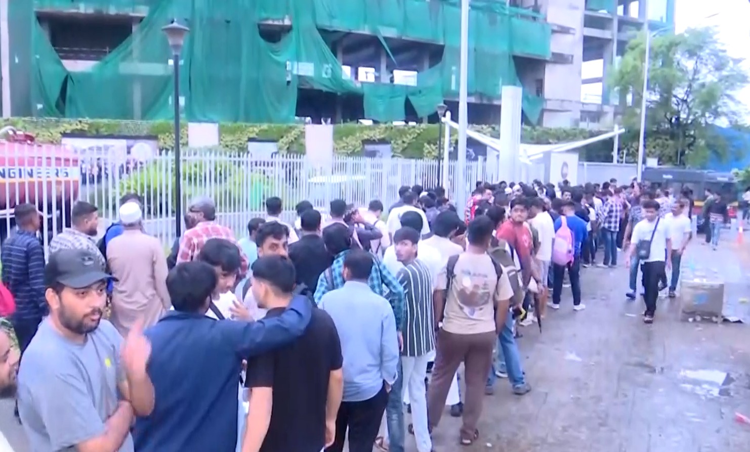 iphone-17-series-on-sale-in-india-long-queues-seen-outside-apple-stores-in-mumbai-and-delhi20250919092910 iPhone 17 series on sale in India; long queues seen outside Apple stores in Mumbai and Delhi