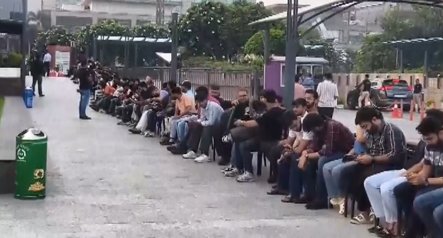 iphone-17-series-on-sale-in-india-long-queues-seen-outside-apple-stores-in-mumbai-and-delhi20250919092910 iPhone 17 series on sale in India; long queues seen outside Apple stores in Mumbai and Delhi