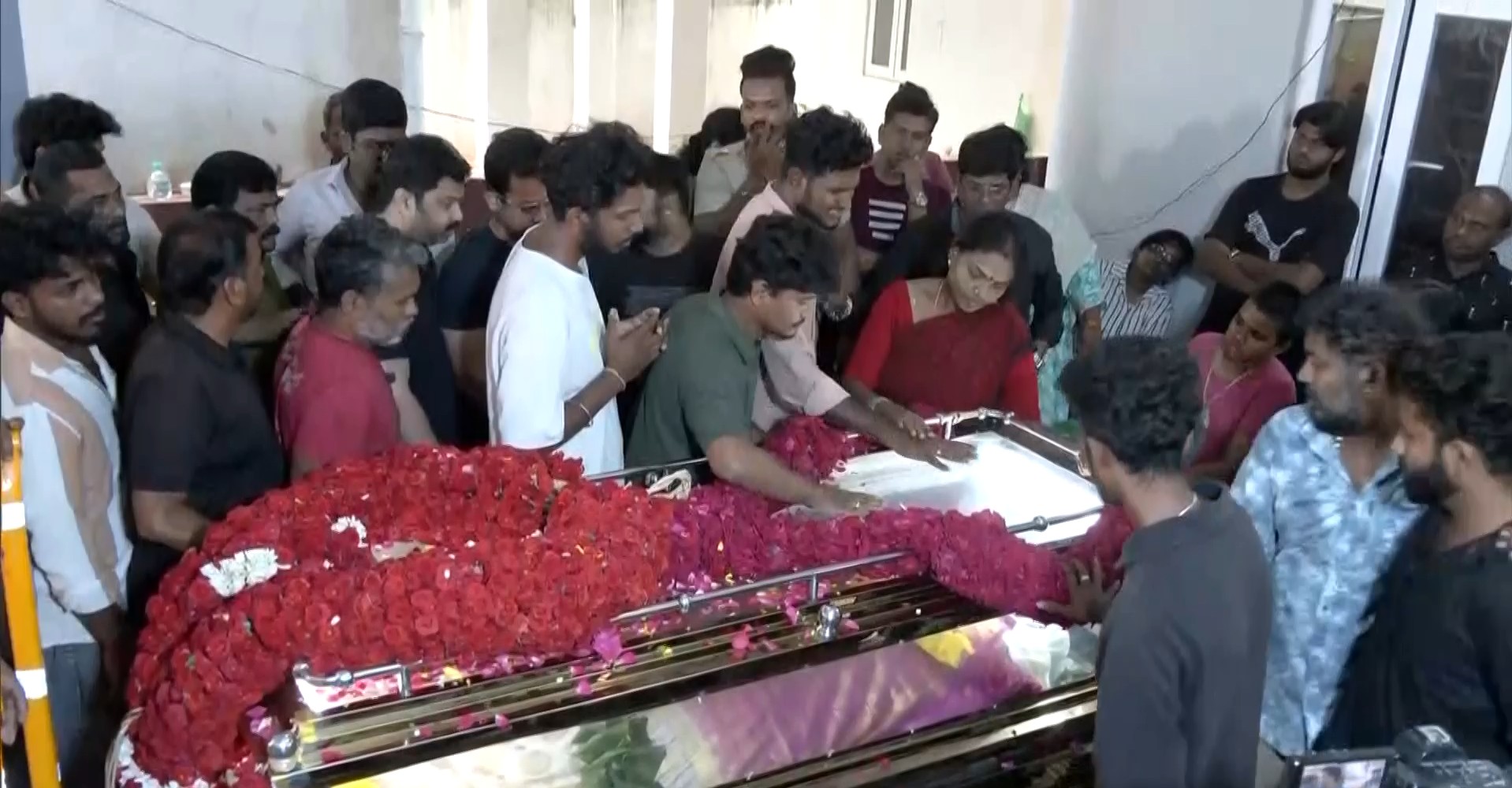 Robo Shankar funeral: Udhayanidhi Stalin, film fraternity, fans pay last respects in Chennai