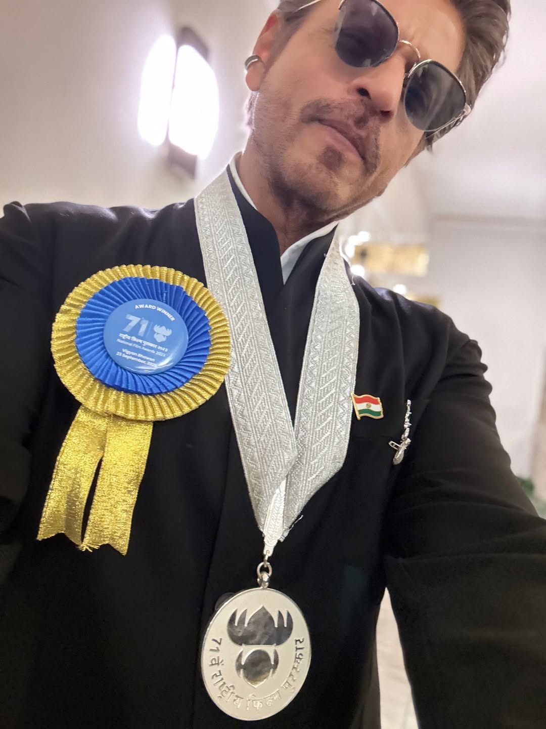 National Award: SRK flaunts his silver medal; children Suhana, Aryan congratulate him with special post