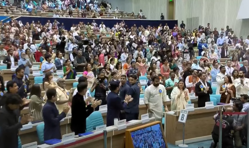 71st National Awards: Mohanlal gets standing ovation as he receives Dadasaheb Phalke Award from President Droupadi Murmu