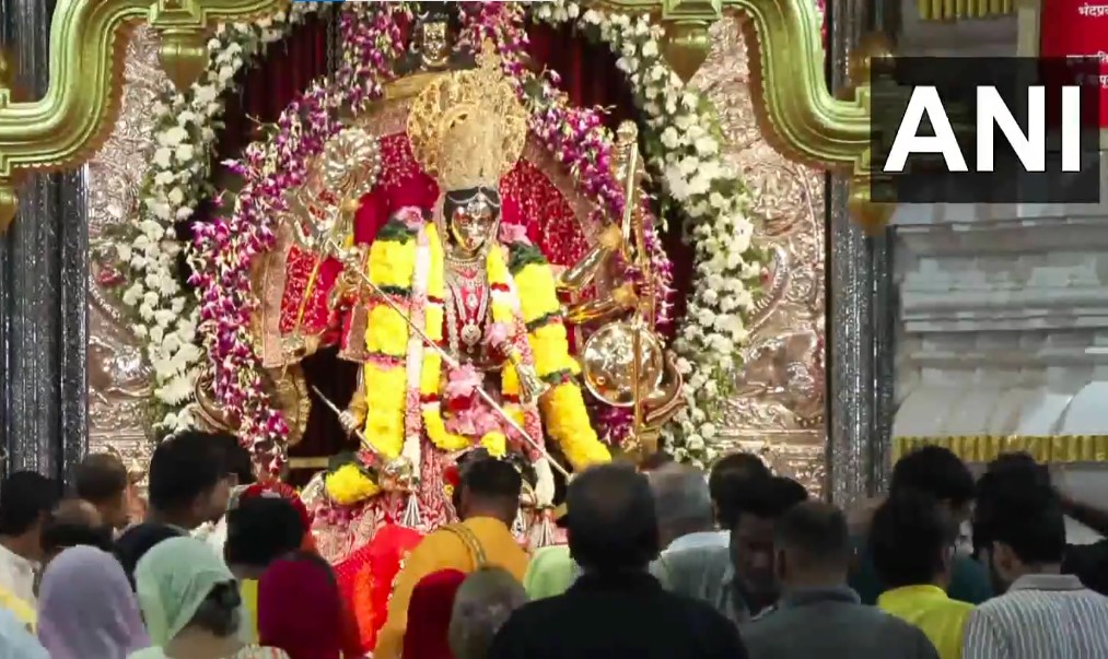 BJP MP Bansuri Swaraj offers prayers at Jhandewalan Temple on fifth day of Navratri