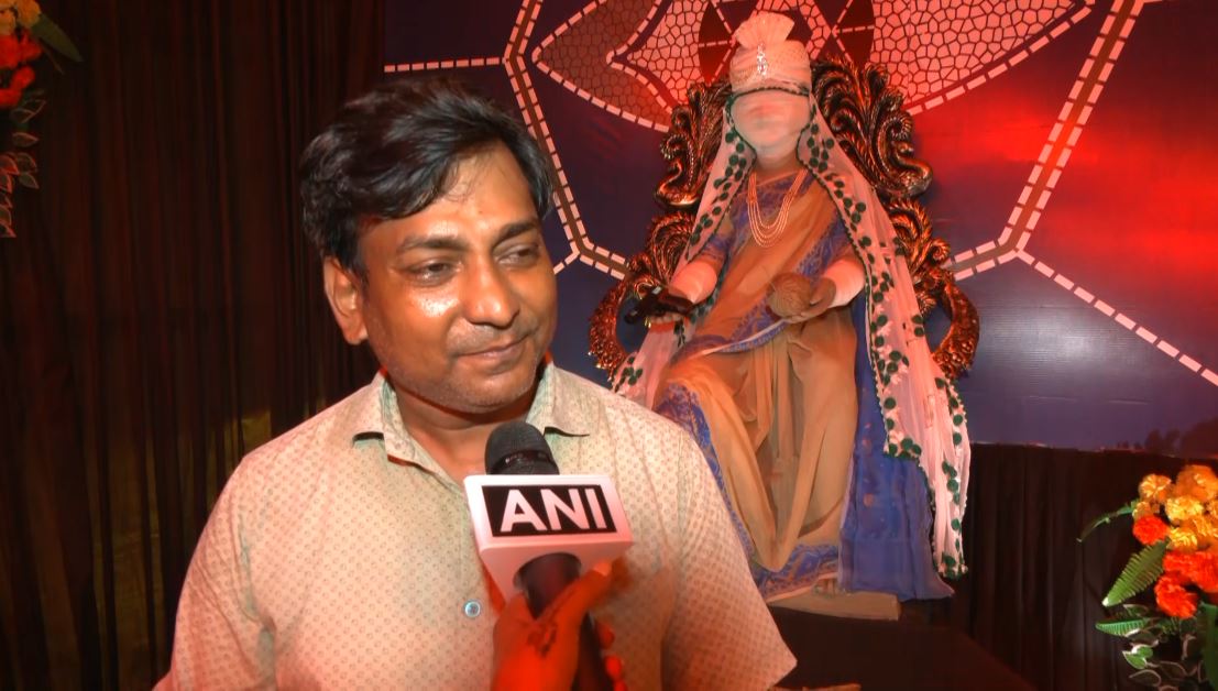 Durga Puja 2025: Kolkata pandal recasts Satyajit Ray's fictional dictator as 'Hirak Rani'