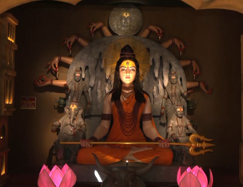 Kolkata's Durga Puja Pandal showcases stunning silicon idol with Maha Kumbh inspiration