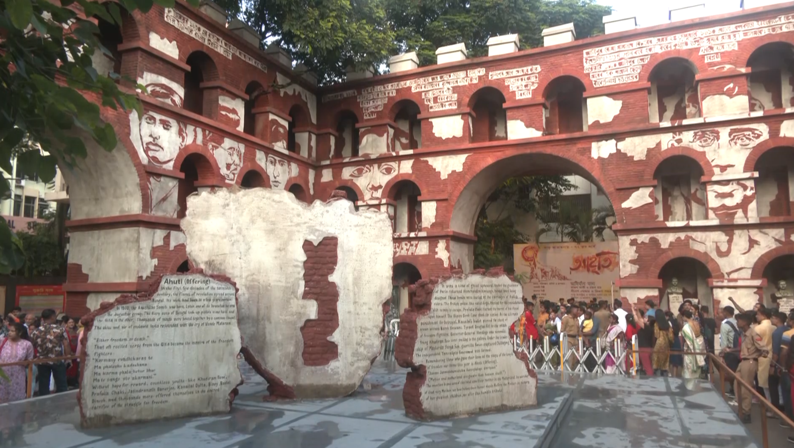 Durga Puja 2025: Kolkata's Suruchi Sangha pandal pays tribute to Bengal's freedom fighters